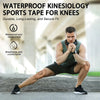 Ein Mann demonstriert wasserdichte Kinesiotape auf seinem Knie beim Sport im Freien.