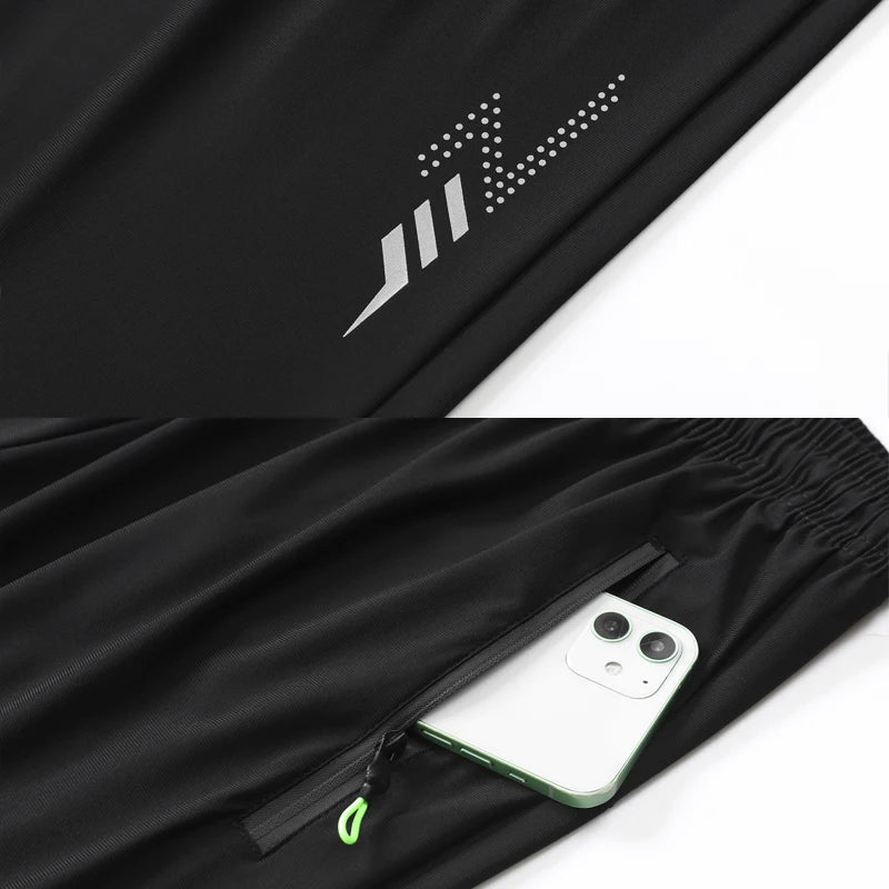 Schwarze Sportshorts mit einem weißen Smartphone in der Tasche.