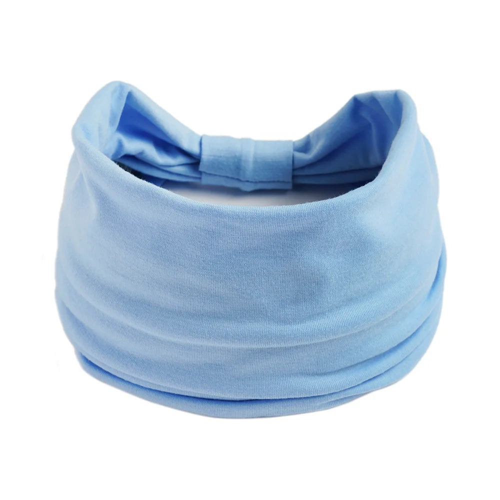 Foulard en coton boho bleu clair noué en nœud pour les cheveux et le style