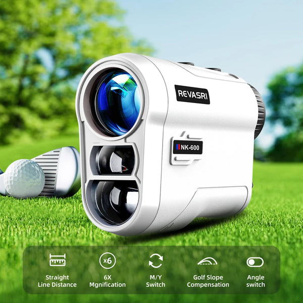 Un télémètre laser blanc sur un parcours de golf vert, avec des fonctions de distance en ligne droite et d'angle