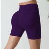Shorts de yoga sans coutures violet à taille haute portés par une personne.