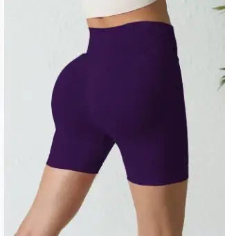 Shorts de yoga sans coutures violet à taille haute portés par une personne.