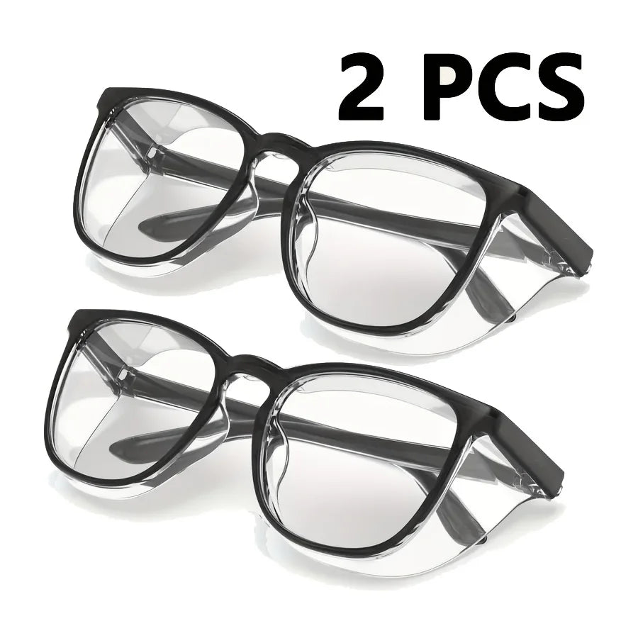Dos pares de gafas de seguridad transparentes con monturas negras sobre fondo blanco.