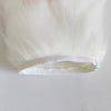 Gants pour chat en peluche blancs, gros plan, montrant la fourrure douce et la doublure en tissu.
