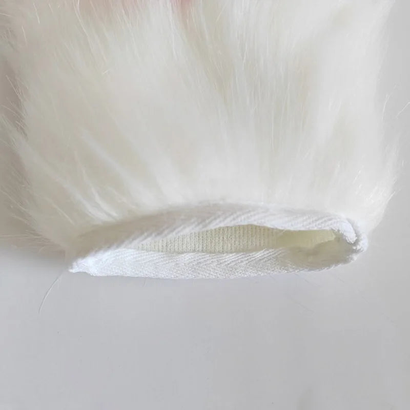 Gants pour chat en peluche blancs, gros plan, montrant la fourrure douce et la doublure en tissu.