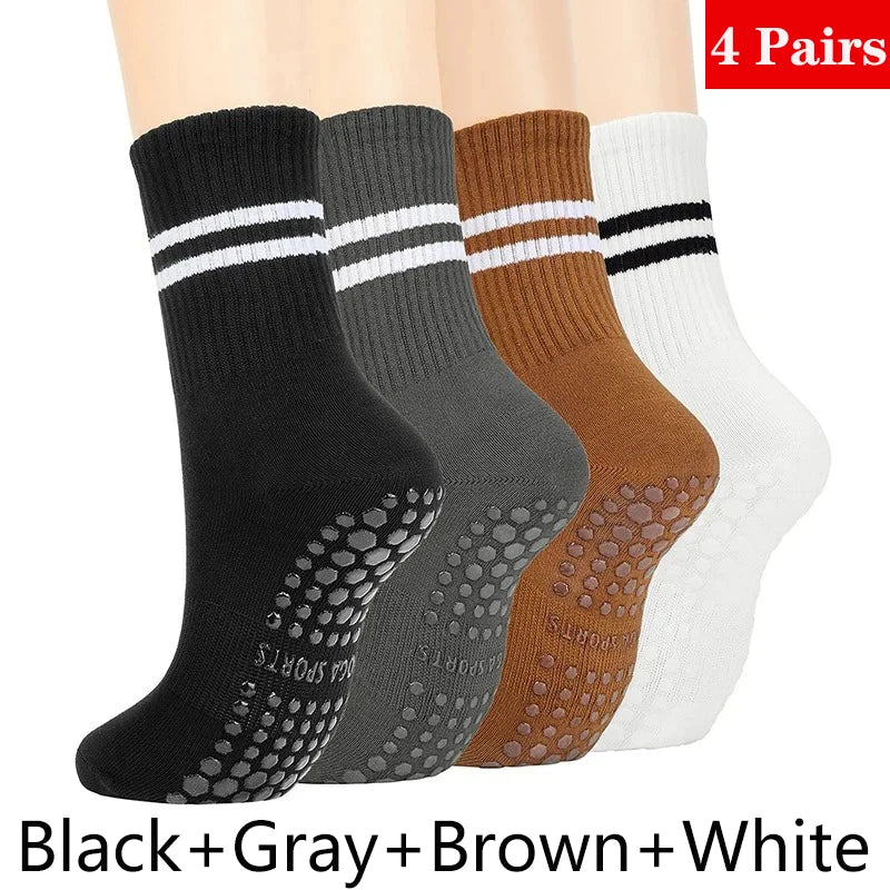 Cuatro pares de calcetines de yoga y pilates sin deslizamiento para mujer en negro, gris, marrón y blanco.