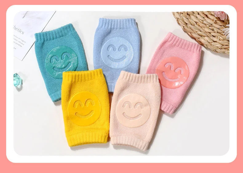 Eine Sammlung weicher elastischer Wadenwärmer für Babys und Kleinkinder in verschiedenen Pastellfarben wie Türkis, Blau, Gelb