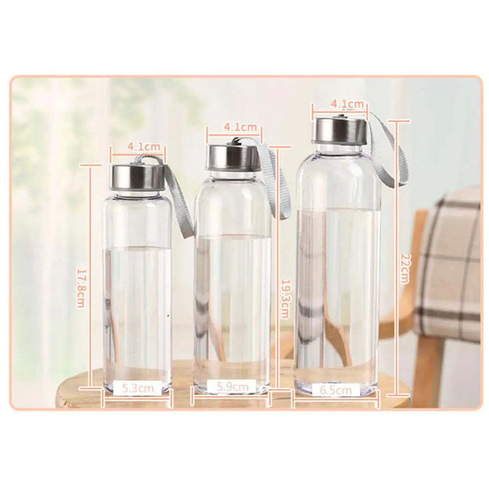 Un ensemble de bouteilles d'eau sport en plastique transparentes avec des bouchons argentés et des sangles grises, présentées