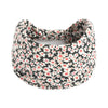 Un bandeau à cheveux large avec motif floral noir et blanc.