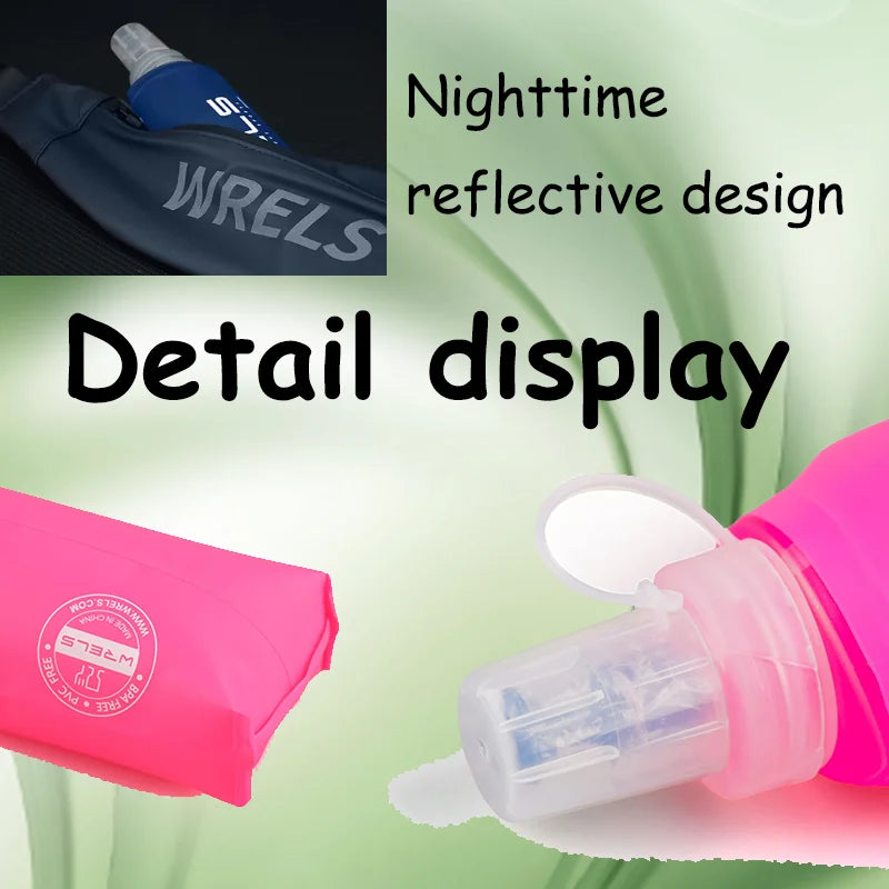 Primer plano de una botella deportiva plegable de silicona rosa con detalle reflectante para la noche.