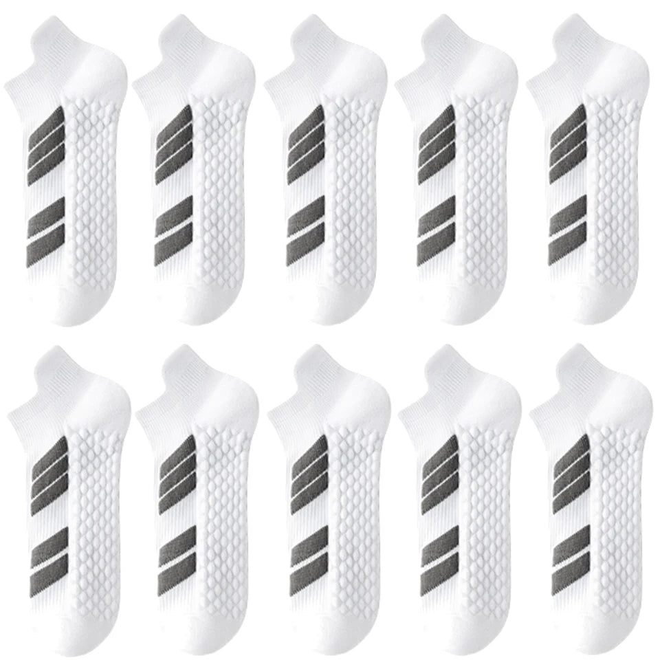 Un set de dix chaussettes de sport blanches à rayures noires, vues sous divers angles.
