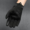 Gant tactique noir porté sur la main, montrant la paume et les doigts.