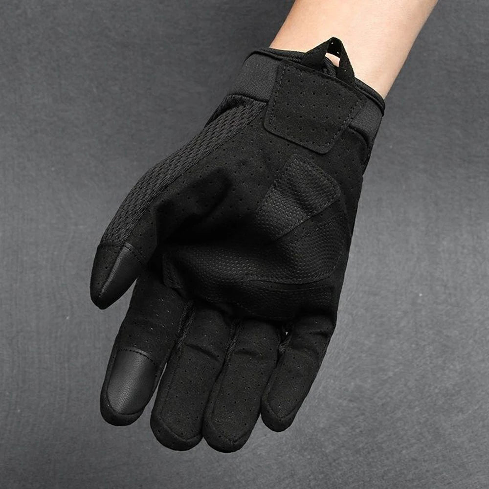 Gant tactique noir porté sur la main, montrant la paume et les doigts.