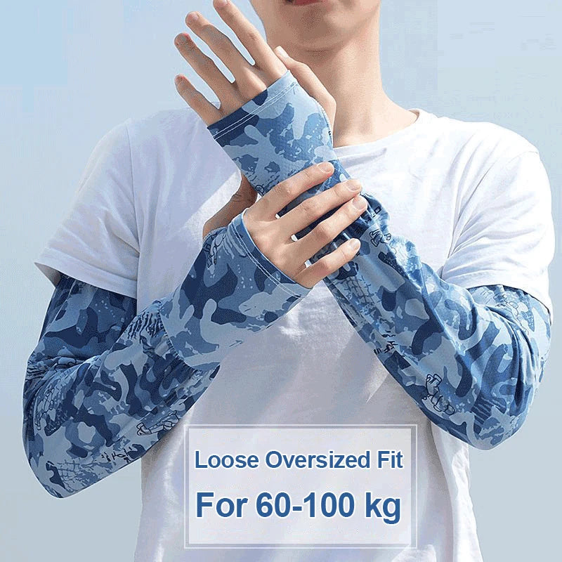 Person mit blauer Tarnfarbe langen Ärmeln an einem weißen T-Shirt, demonstriert die Passform für 60-100 kg.