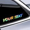 Gros plan d'un autocollant text personnalisé appliqué sur la surface brillante d'une voiture ou d'une moto argentée.