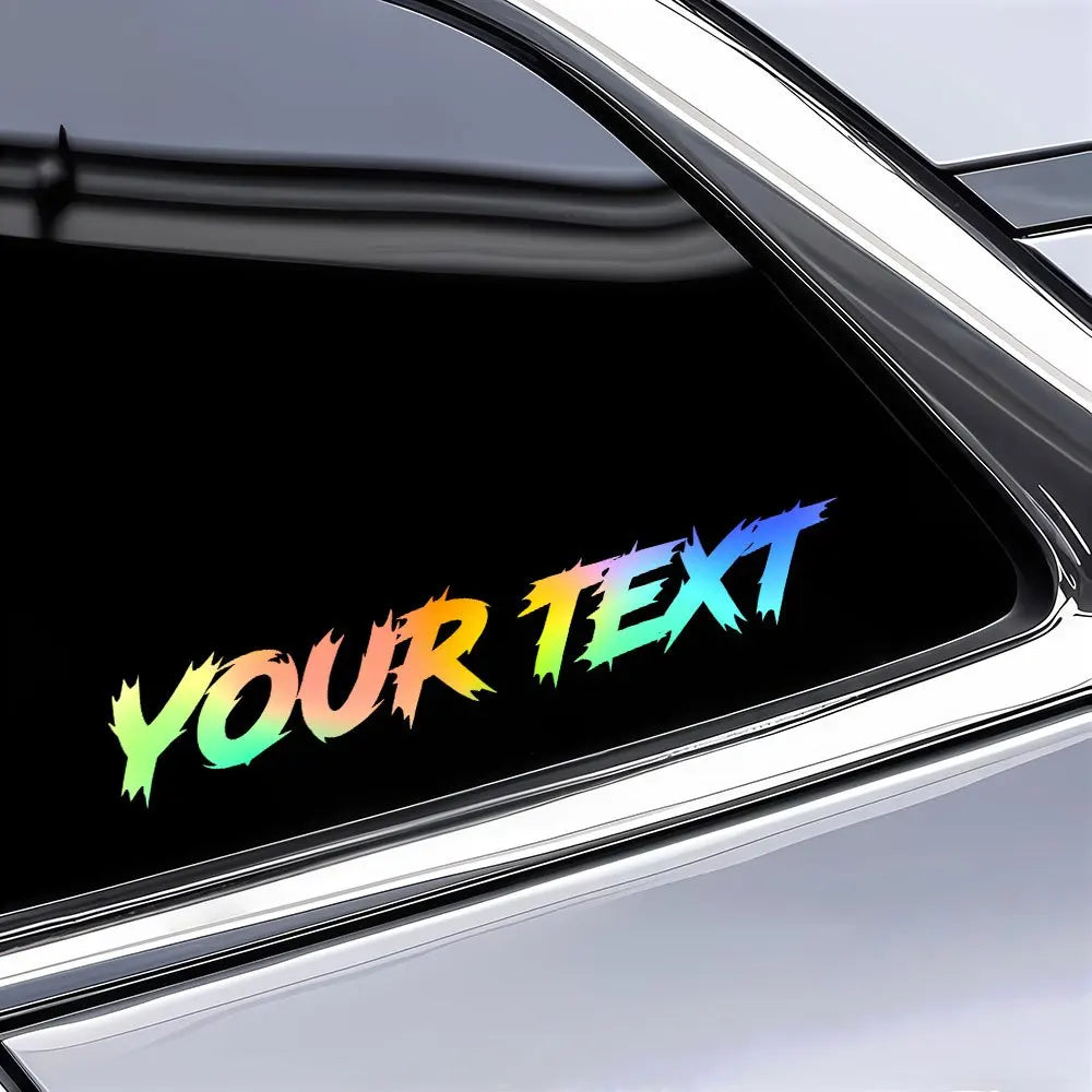 Gros plan d'un autocollant text personnalisé appliqué sur la surface brillante d'une voiture ou d'une moto argentée.