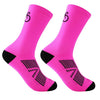 Une paire de chaussettes de vélo en maille respirante rose vif, sur fond blanc.