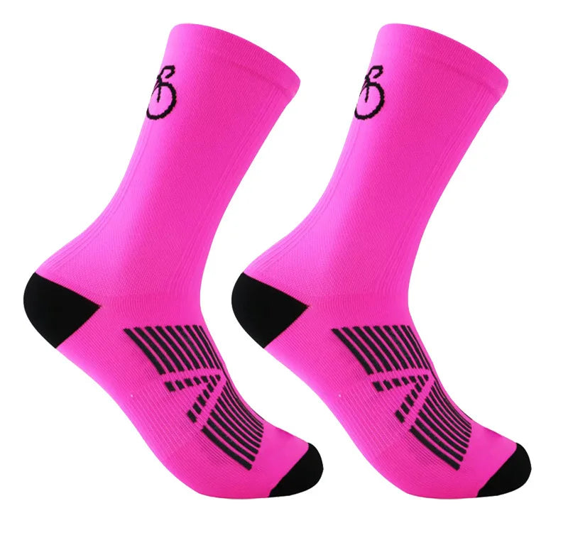 Une paire de chaussettes de vélo en maille respirante rose vif, sur fond blanc.