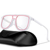 Par de gafas de ciclismo fotochromicas con marco rosa apoyadas en un guante deportivo negro.