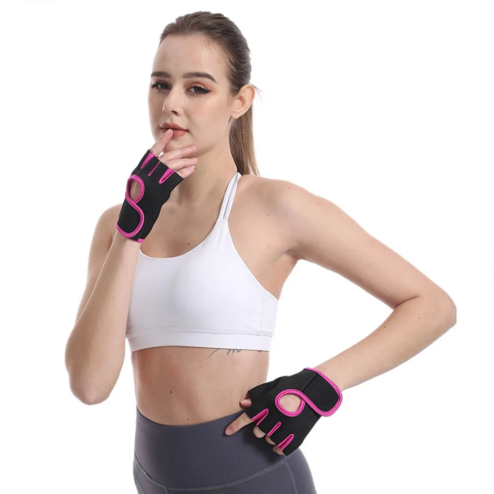 Une femme portant des gants de sport noirs pendant l'exercice ou l'entraînement.
