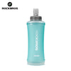 Botella deportiva plegable de silicona azul claro con tapa transparente y etiqueta negra.