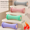 Un juego de ruedas para fascia plantar de colores, exhibidas en escalones blancos para relajación muscular y masaje de pies.