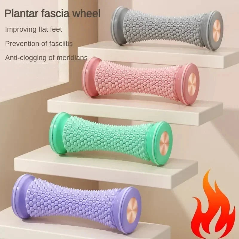 Un juego de ruedas para fascia plantar de colores, exhibidas en escalones blancos para relajación muscular y masaje de pies.