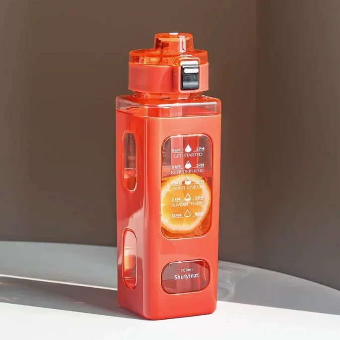 Orange Sportwasserflasche mit Deckel und Strohhalm, mit Hydratationsmarkierungen.