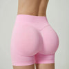 Shorts de yoga sans couture rose taille haute portés par un mannequin.