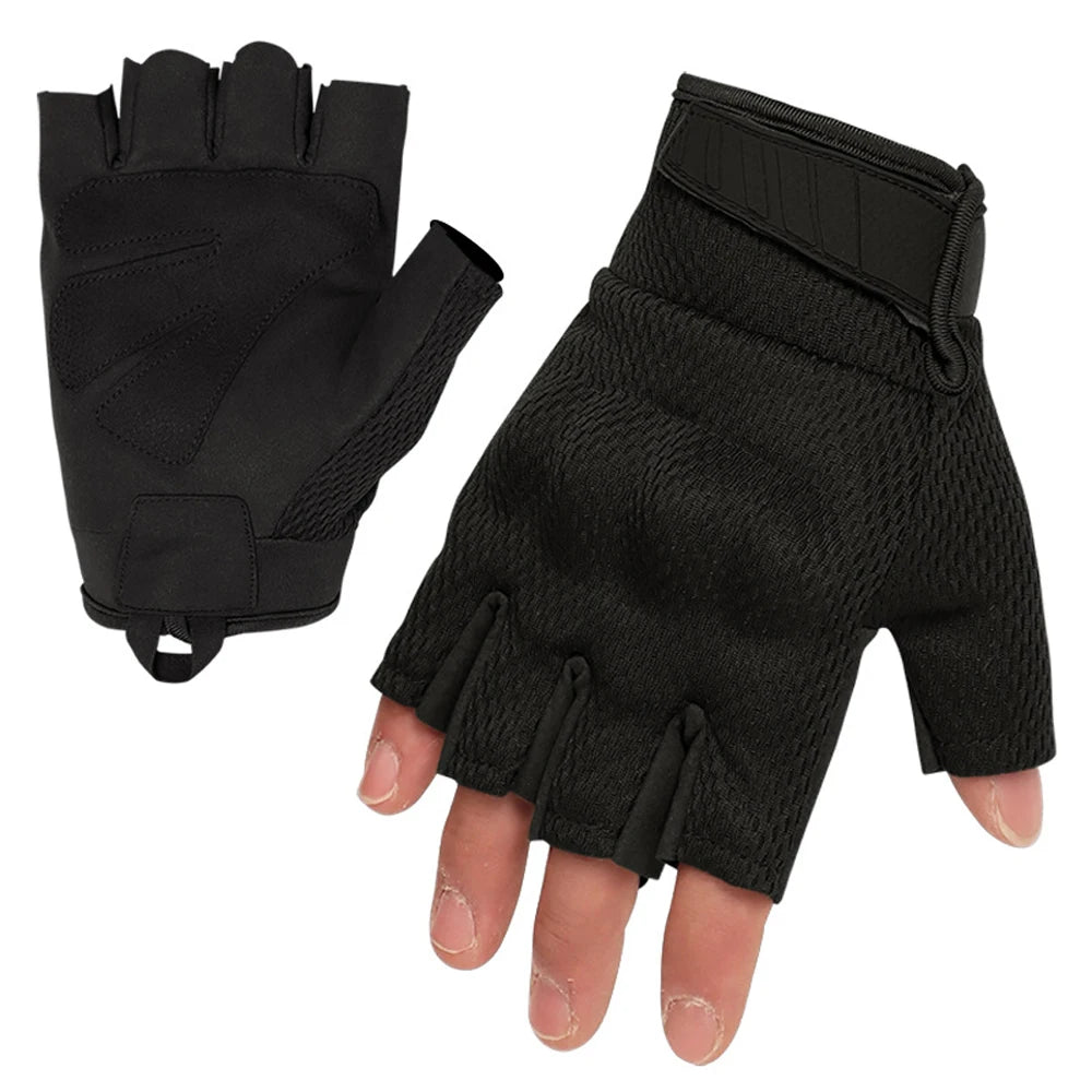 Une paire de gants tactiques noirs sport, vue de la paume.