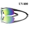 Lunettes de soleil sportives avec lentille multicolore et monture noire.