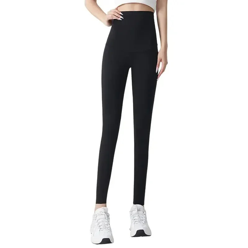 Leggings en peau de requin noire pour femmes portés par un mannequin