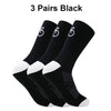 Trois paires de chaussettes de vélo en maille respirante noires pour hommes, sur fond blanc.