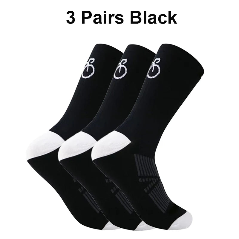 Trois paires de chaussettes de vélo en maille respirante noires pour hommes, sur fond blanc.