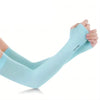 Hellblaue Eis-Seide-Sonnenschutzarm-Sleeves, getragen an Hand und Unterarm.