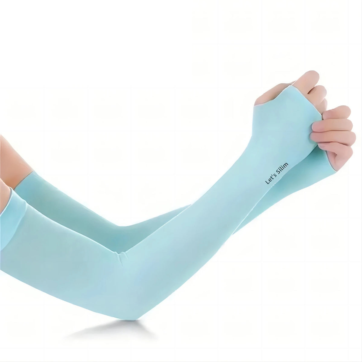 Hellblaue Eis-Seide-Sonnenschutzarm-Sleeves, getragen an Hand und Unterarm.