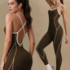 Model trägt einen eng anliegenden Yoga-Jumpsuit in dunklem olivgrün.