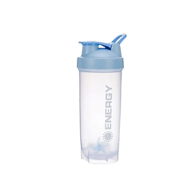 Klares blaues, tragbares Protein-Shaker-Flaschen mit knickbarem Deckel vor weißem Hintergrund.