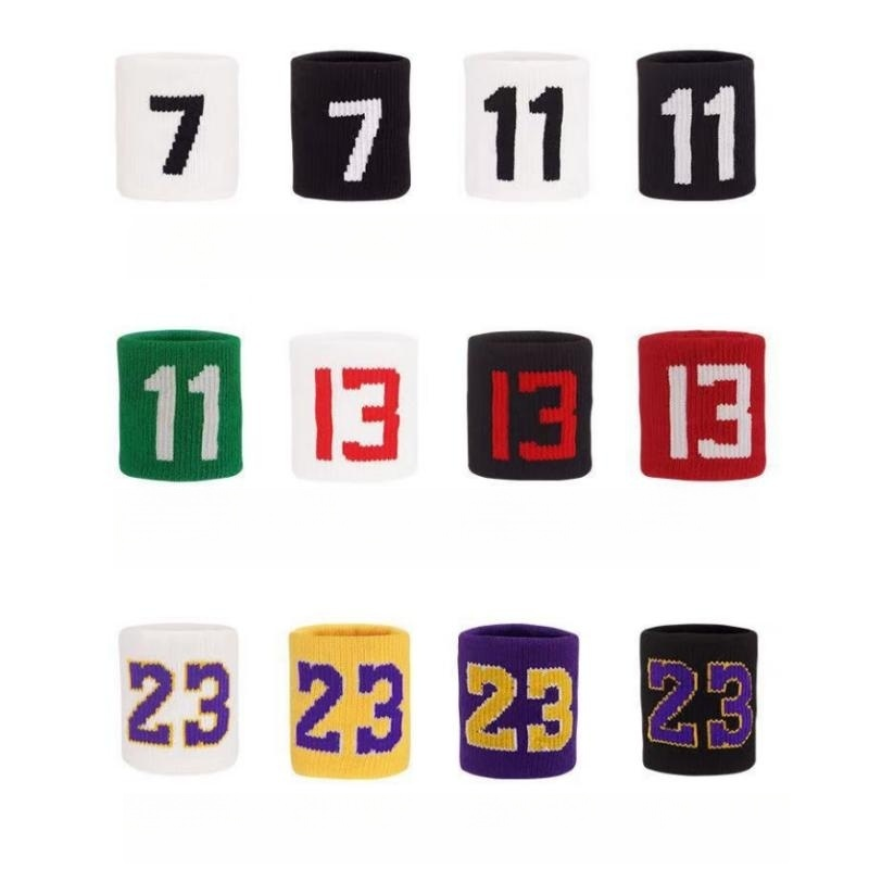 Collection de bracelets de poignet noirs, blancs, verts, rouges et violets affichant divers numéros comme 7, 11, 13 et 23.