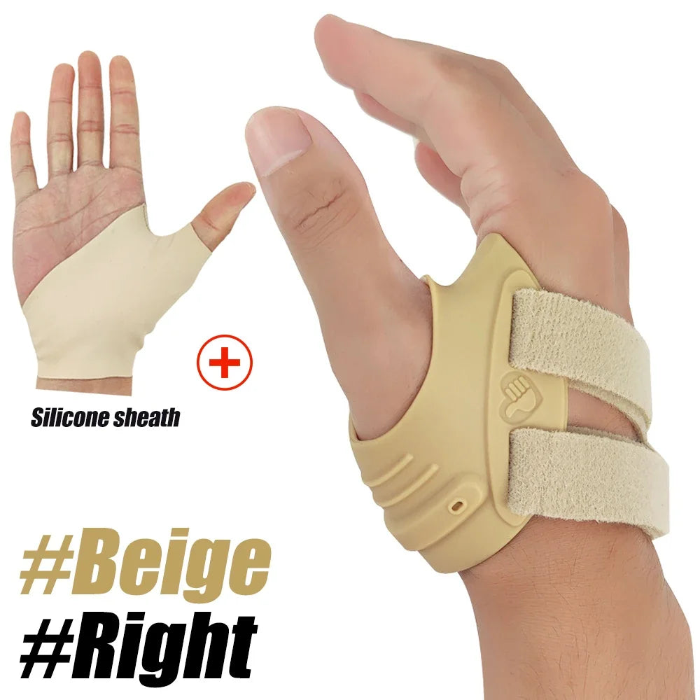 Beige Silikon-Manschette zur Stabilisierung der Daumenfuge, getragen an der Hand.