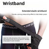 Un bracelet élastique noir est ajusté au poignet d'une personne pour un soutien pendant l'exercice.