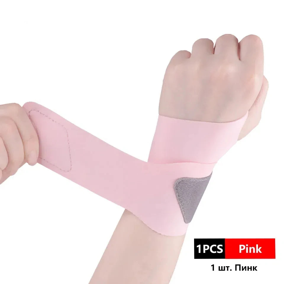Brace de muñeca elástico rosa puesto en una mano, mostrando la correa de compresión y el agarre gris.