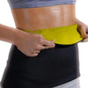 Una persona demuestra un cinturón de entrenamiento abdominal ajustable, mostrando la inserción amarilla y la tela negra en su