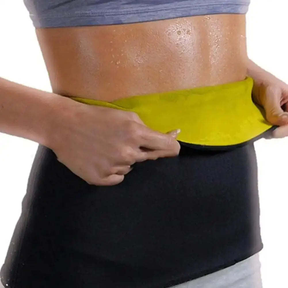 Una persona demuestra un cinturón de entrenamiento abdominal ajustable, mostrando la inserción amarilla y la tela negra en su