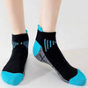 Ein Paar schwarze, feuchtigkeitsableitende Sportsocken mit leuchtblauen Akzenten und Streifenmuster.