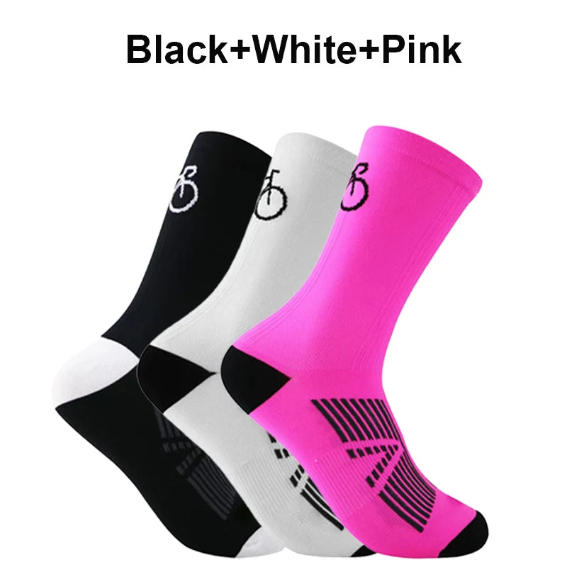 Un trio de chaussettes de vélo en maille respirante noires, blanches et roses.
