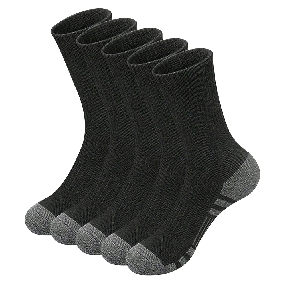 Ein Stapel schwarzer und grauer, gestreifter, atmungsaktiver Herrensocken von der Seite.
