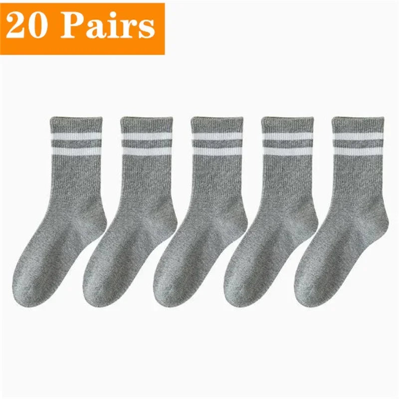 Un lot de 20 paires de chaussettes en tricot gris avec des rayures blanches, présentées en rangée.