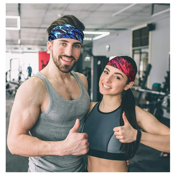 Un homme et une femme musclés posent dans une salle de sport, tous deux portant des bandeaux de sport.