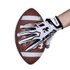 Gants de sport anti-dérapants rugby blanc et noir posés sur un ballon de rugby marron.